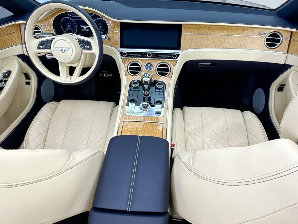 Used 2021  Bentley V8 image 21