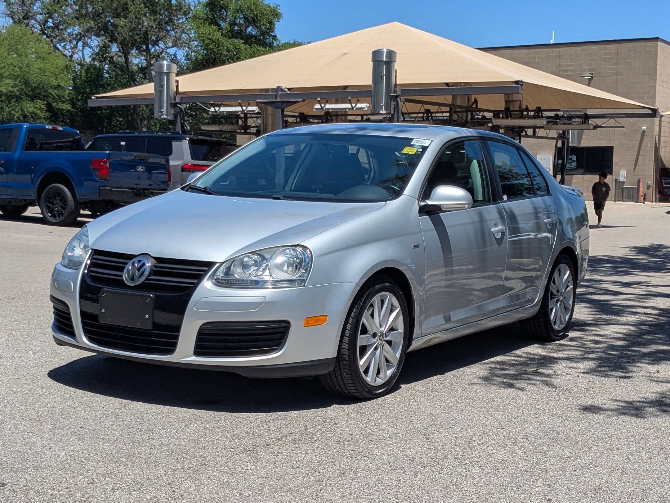Used 2010 Silver Volkswagen Wolfsburg image 7