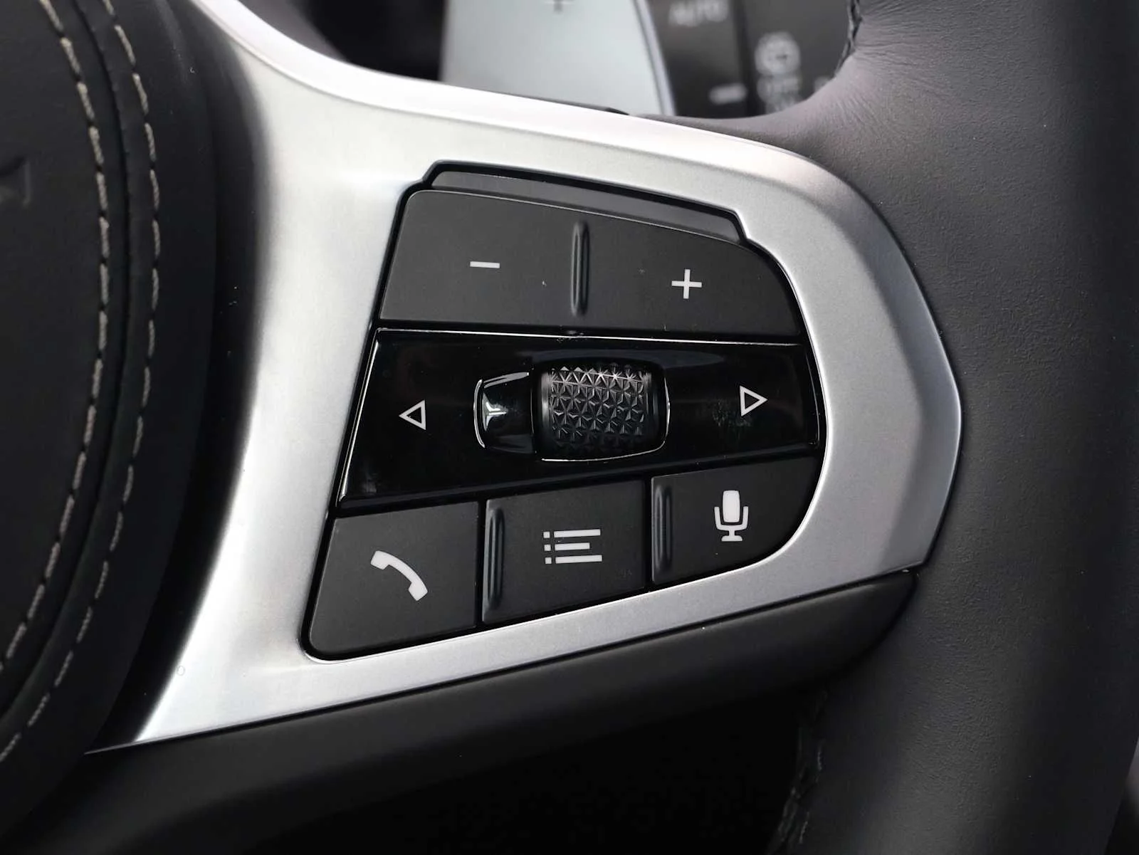 Used 2026 Carbon Black Metallic BMW xDrive40i image 18