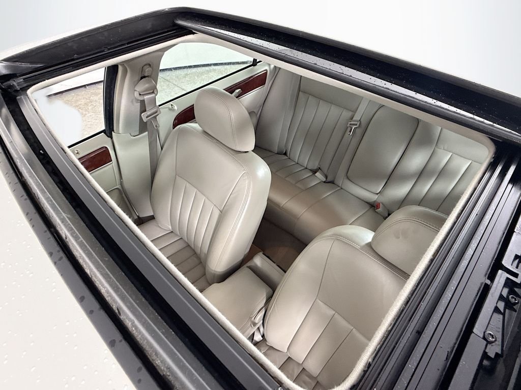 Used 2003 White Pearlescent Clearcoat Metallic Tri-Coat Lincoln Signature image 21