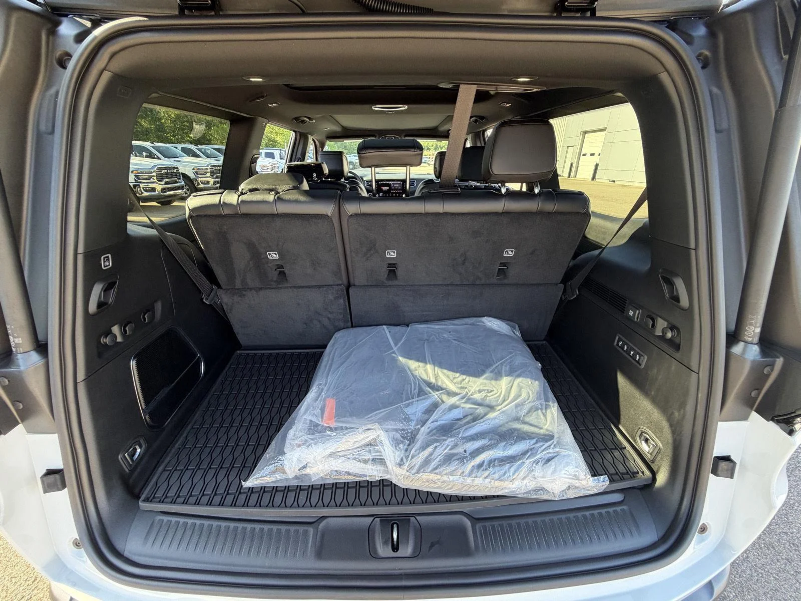 New 2026 Bright White Clear-Coat Exterior Paint Jeep Upland image 19