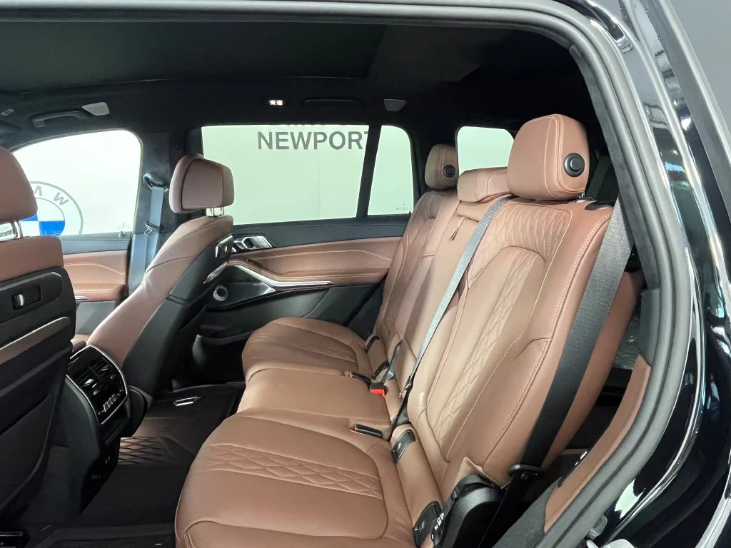 Used 2027 Black BMW M60i image 4