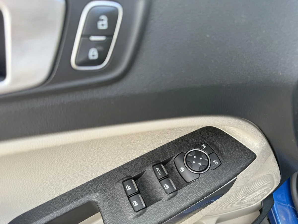 Used 2018 Blue Ford SE image 13