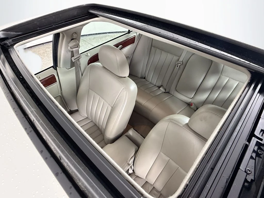 Used 2003 White Pearlescent Clearcoat Metallic Tri-Coat Lincoln Signature image 4