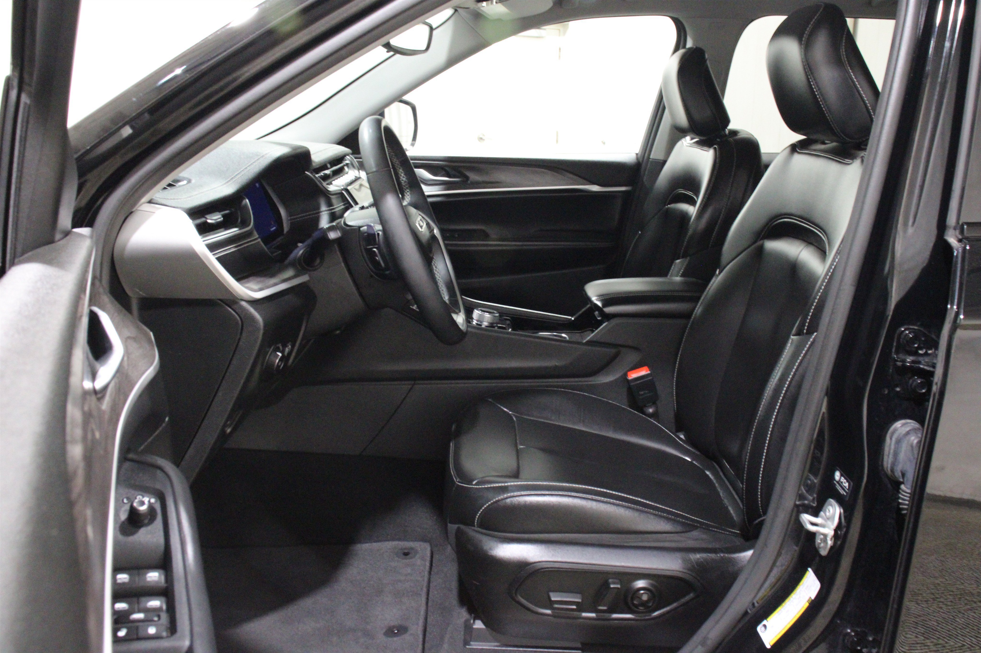 Used 2023 Diamond Black Crystal Pearlcoat Jeep Limited image 3