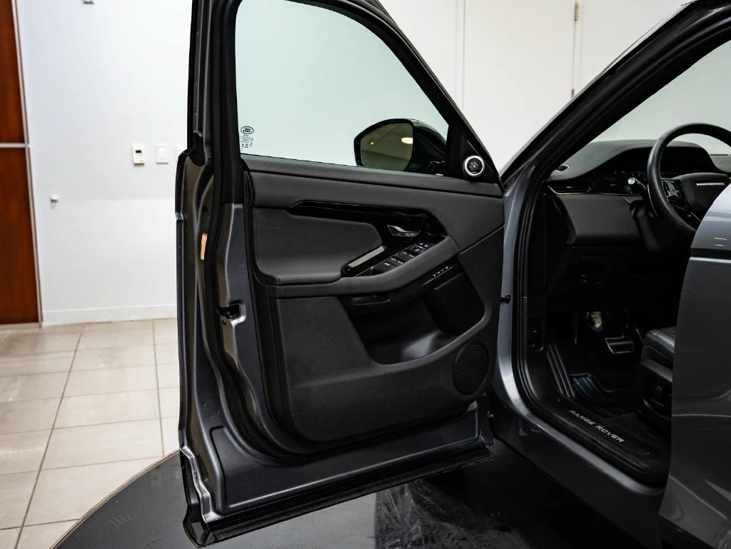 Used 2024 Eiger Gray Metallic Land Rover Dynamic image 27