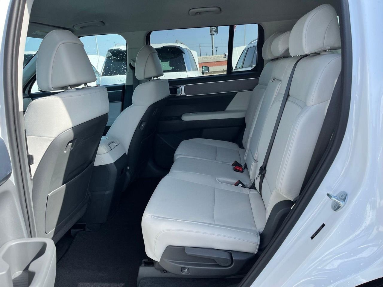 New 2027 White Hyundai SE image 18
