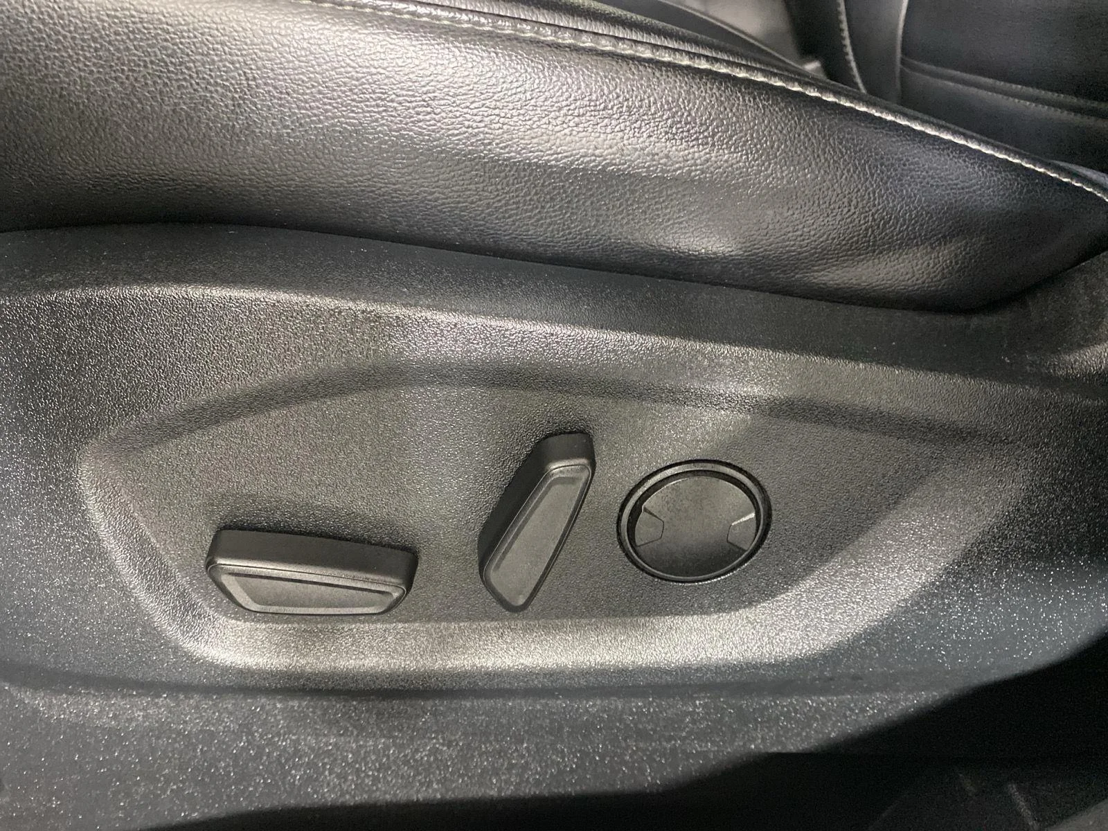 Used 2020  Ford SEL image 11