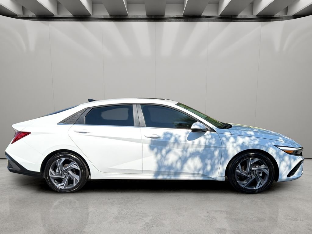 2025 Hyundai Elantra Limited - Photo 6