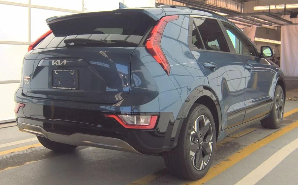 Used 2023 Blue Kia Wind image 4
