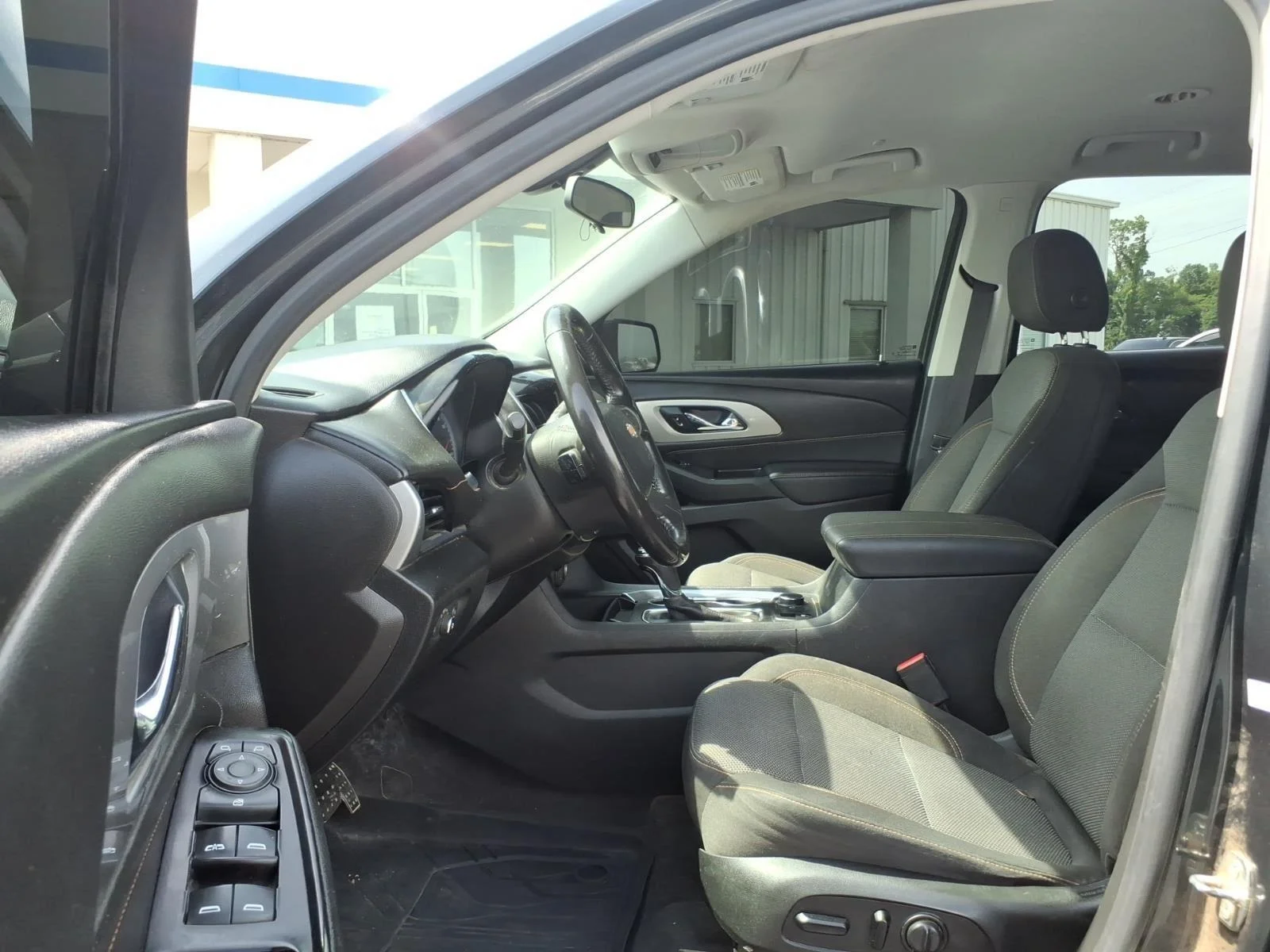 Used 2020 GRAPHITE METALLIC Chevrolet LT Cloth image 18