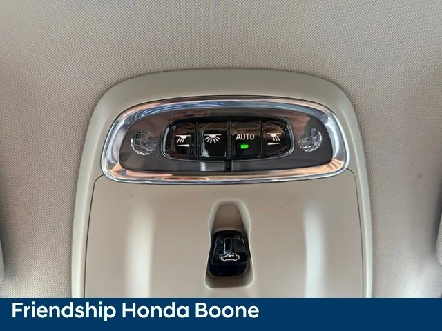 Used 2019 White Volvo T6 Momentum image 31