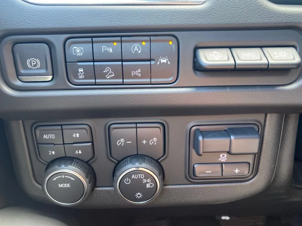 Used 2023 SUMMIT WHITE Chevrolet Premier image 19