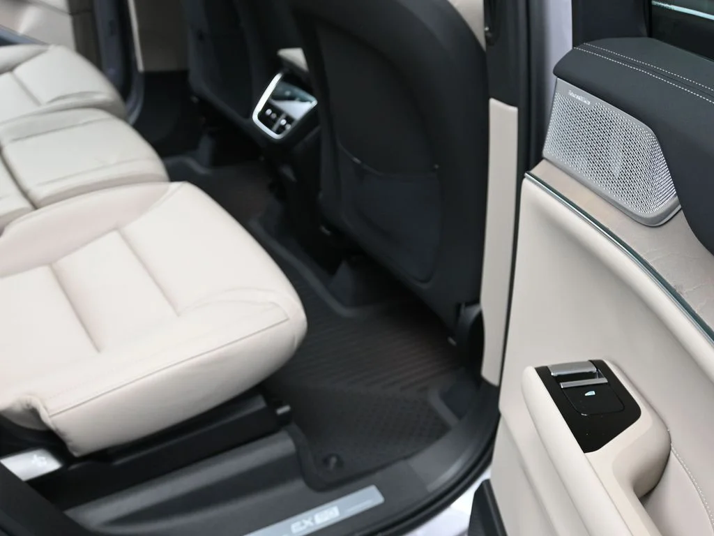 New 2026 Aurora Silver Volvo Ultra image 12