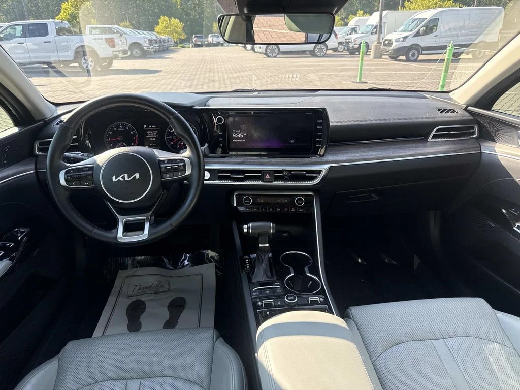 Used 2022 Black Kia EX image 11