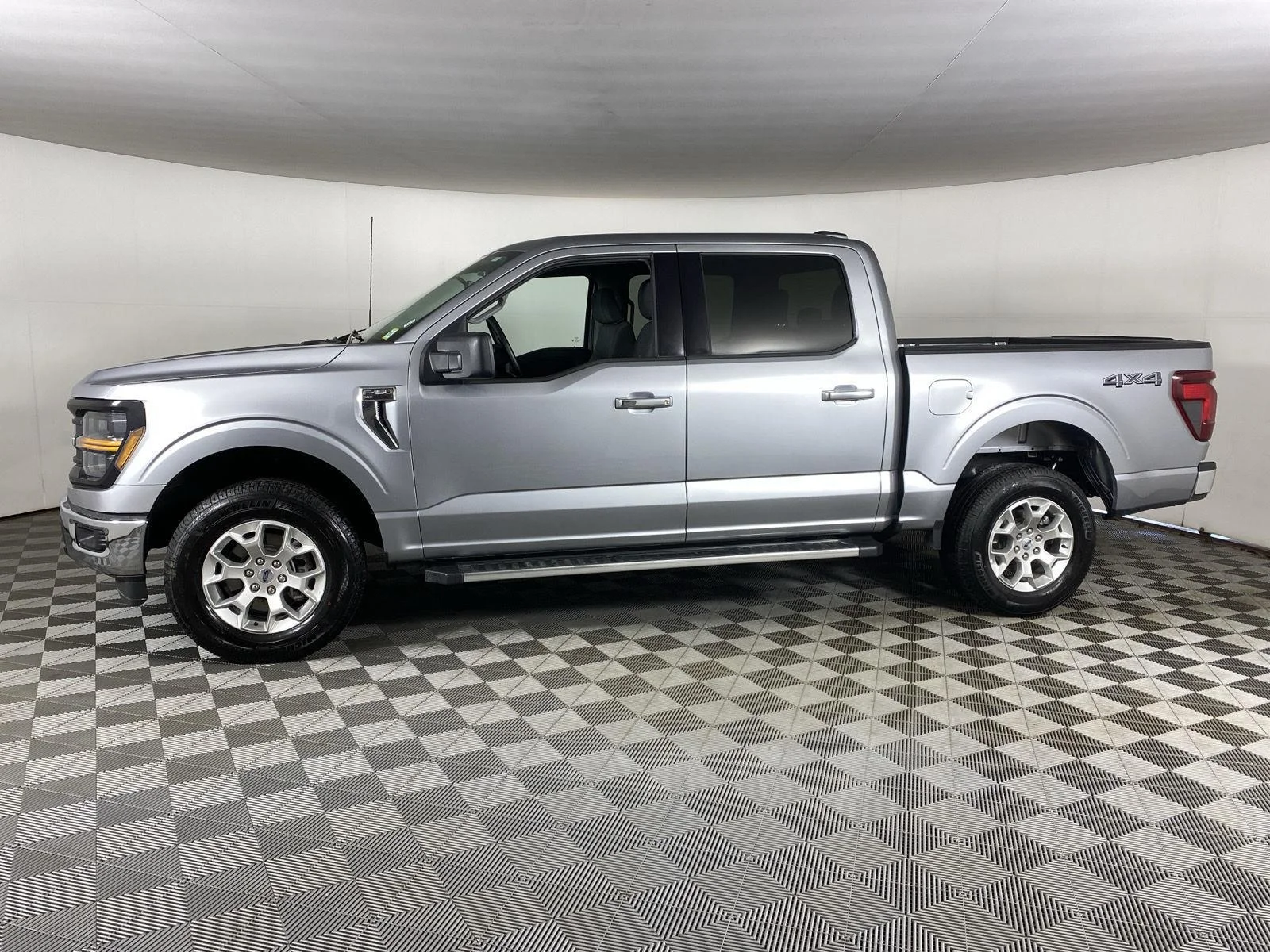 Used 2025 Iconic Silver Ford XLT image 4