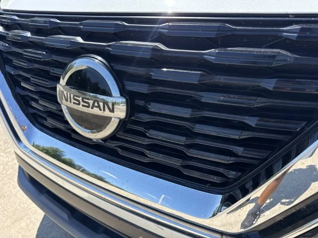 Used 2021 White Nissan SL image 6