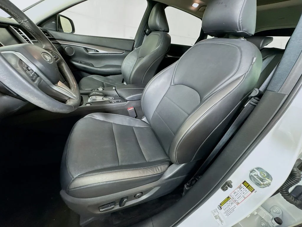 Certified Used 2023 White INFINITI LUXE image 27