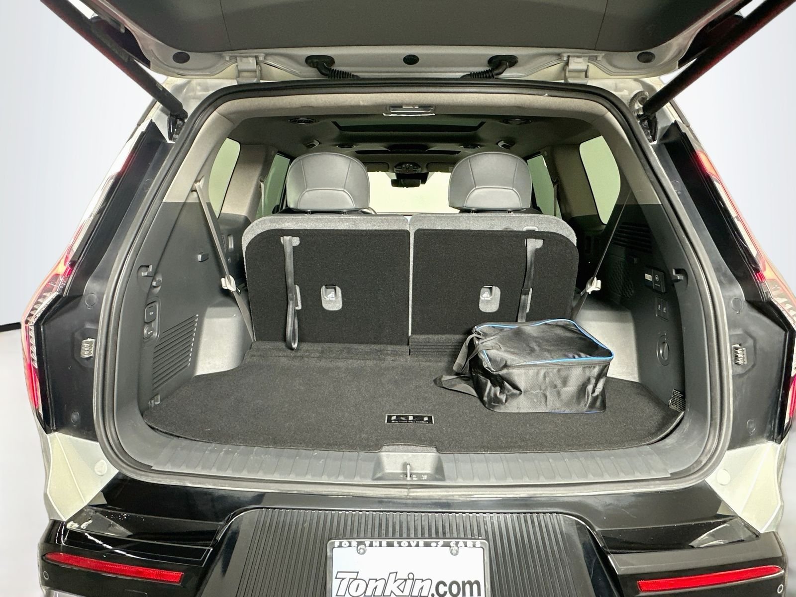 Used 2024 Ivory Silver Kia Land image 28