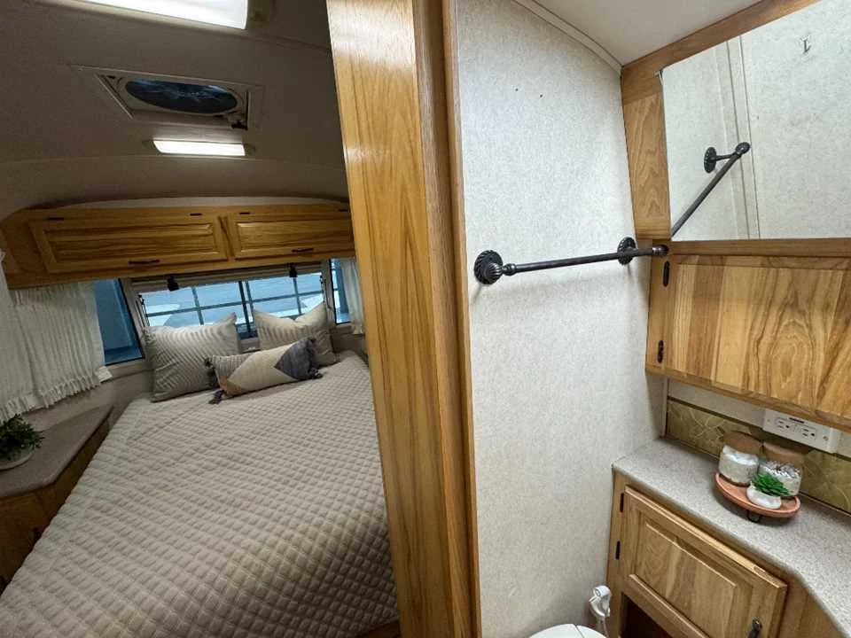 Used 2011 SILVER AIRSTREAM  image 27