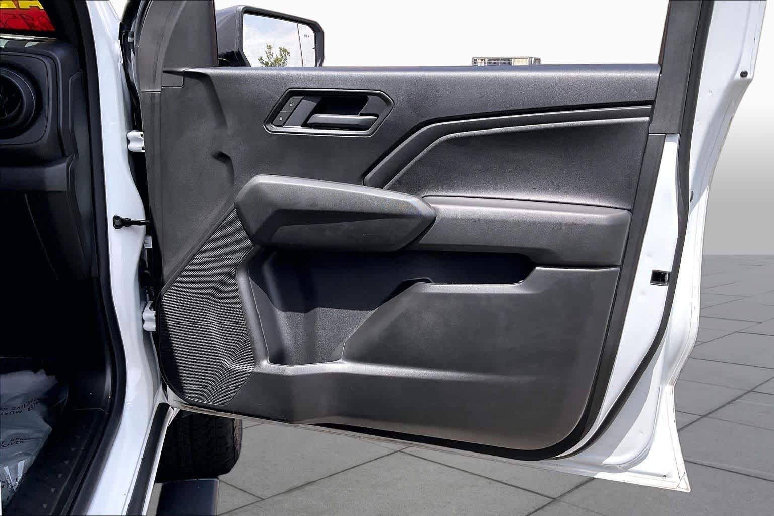 Used 2025 Summit White Chevrolet 4WD Trail Boss image 23