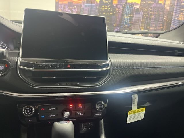 New 2026 Red Hot Pearl-Coat Exterior Paint Jeep Latitude image 14