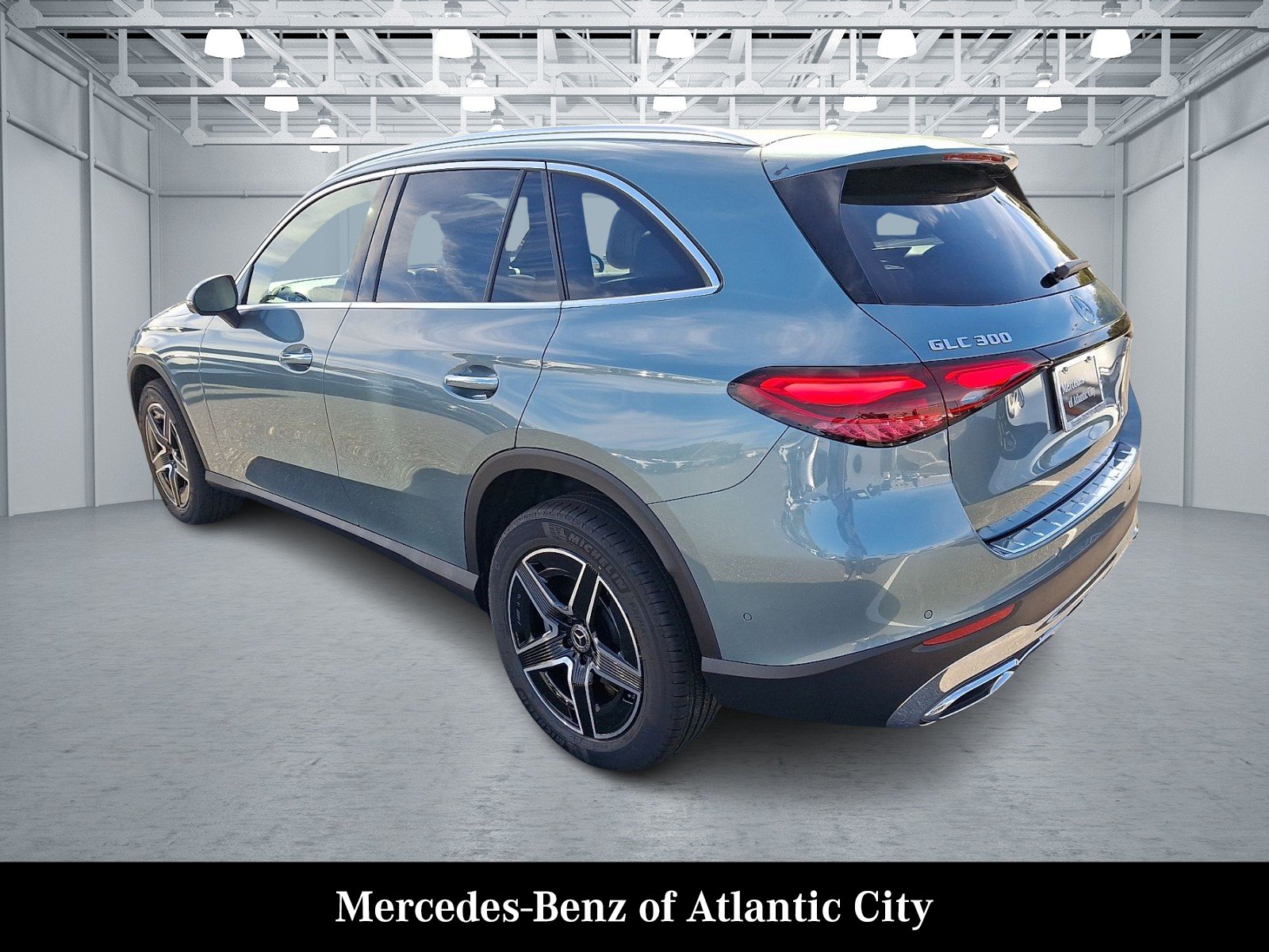 New 2027 Verde Silver Metallic Mercedes-Benz GLC 300 image 3