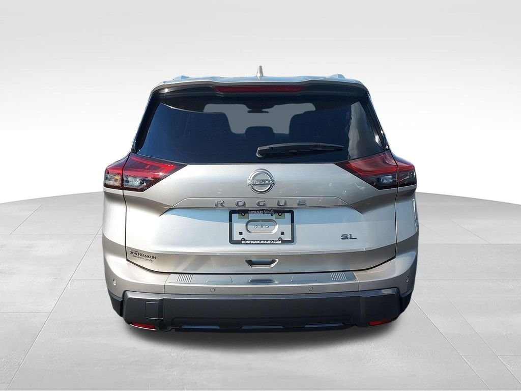 Used 2025 Gold Nissan SL image 4
