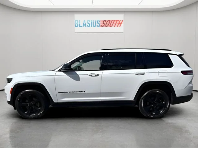 Used 2023 White Jeep Altitude image 6
