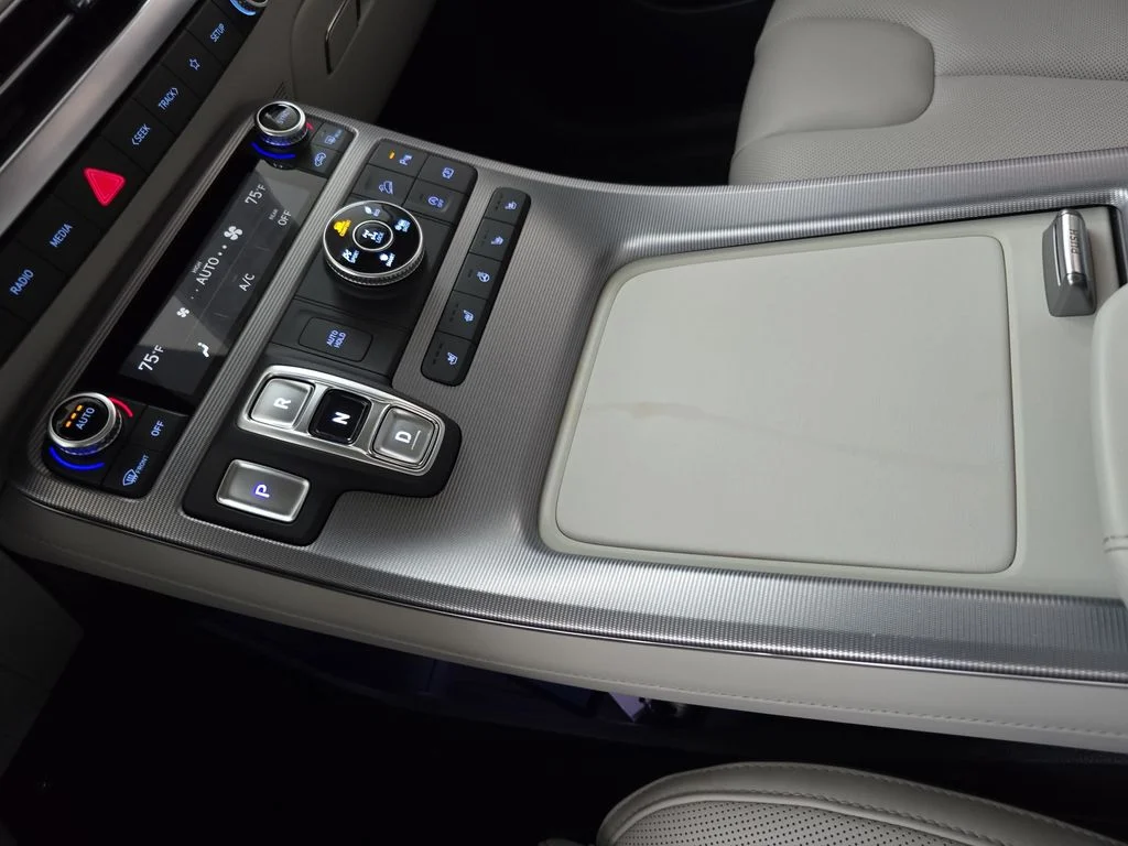 Used 2025 White Hyundai Calligraphy image 25