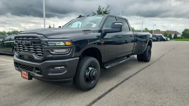 New 2027 Diamond Black Crystal Pearl-Coat Exterior Paint RAM Tradesman image 4