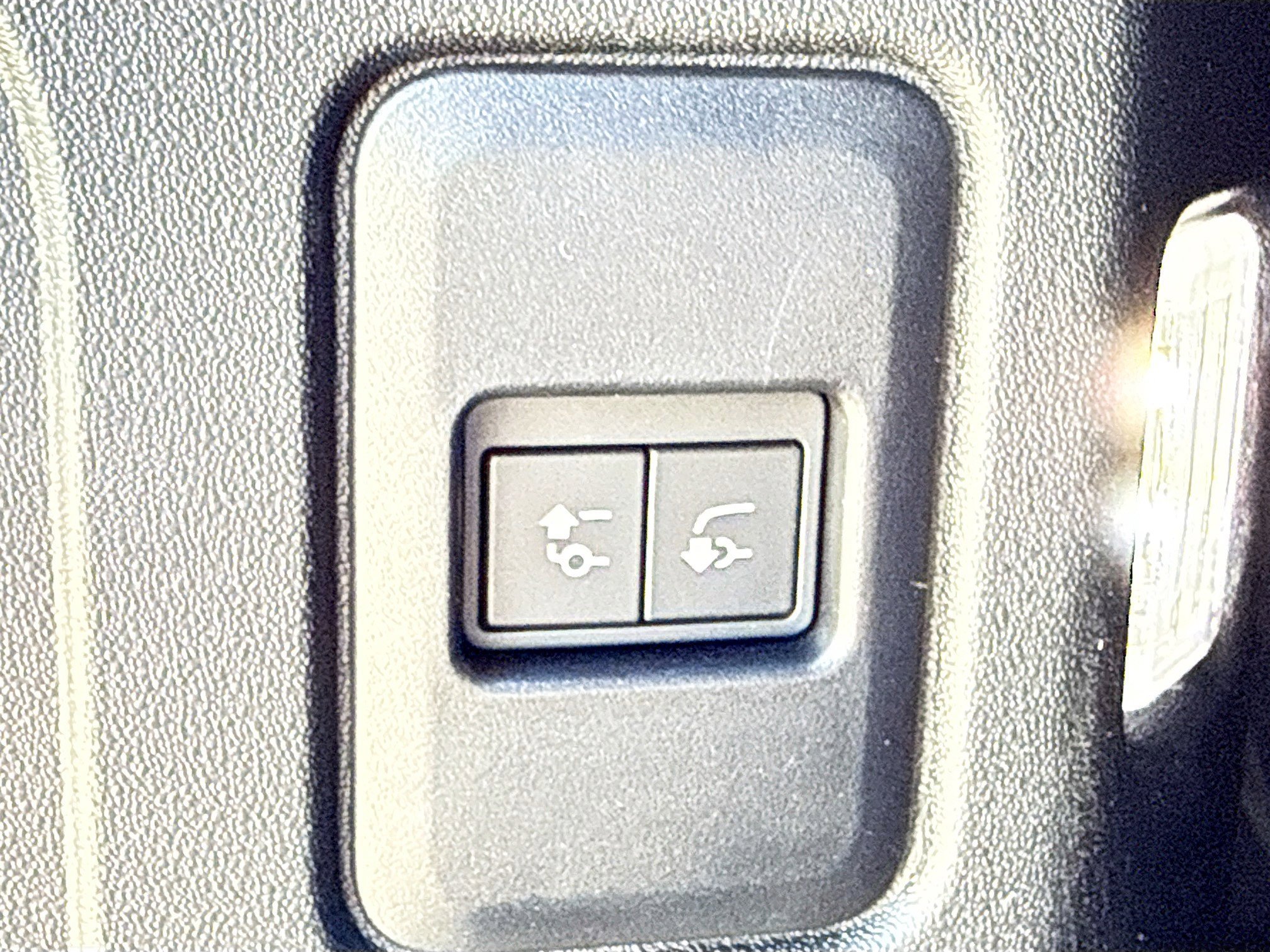 New 2026 Santorini Black Land Rover X-Dynamic SE image 13
