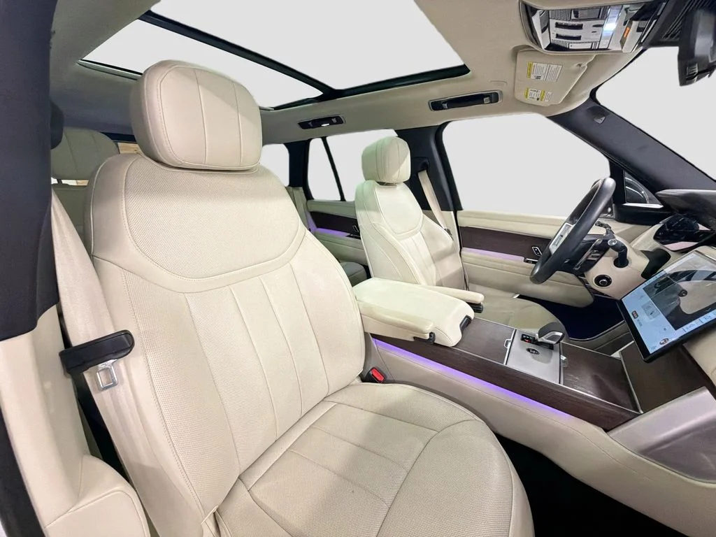 Used 2024  Land Rover SE image 29