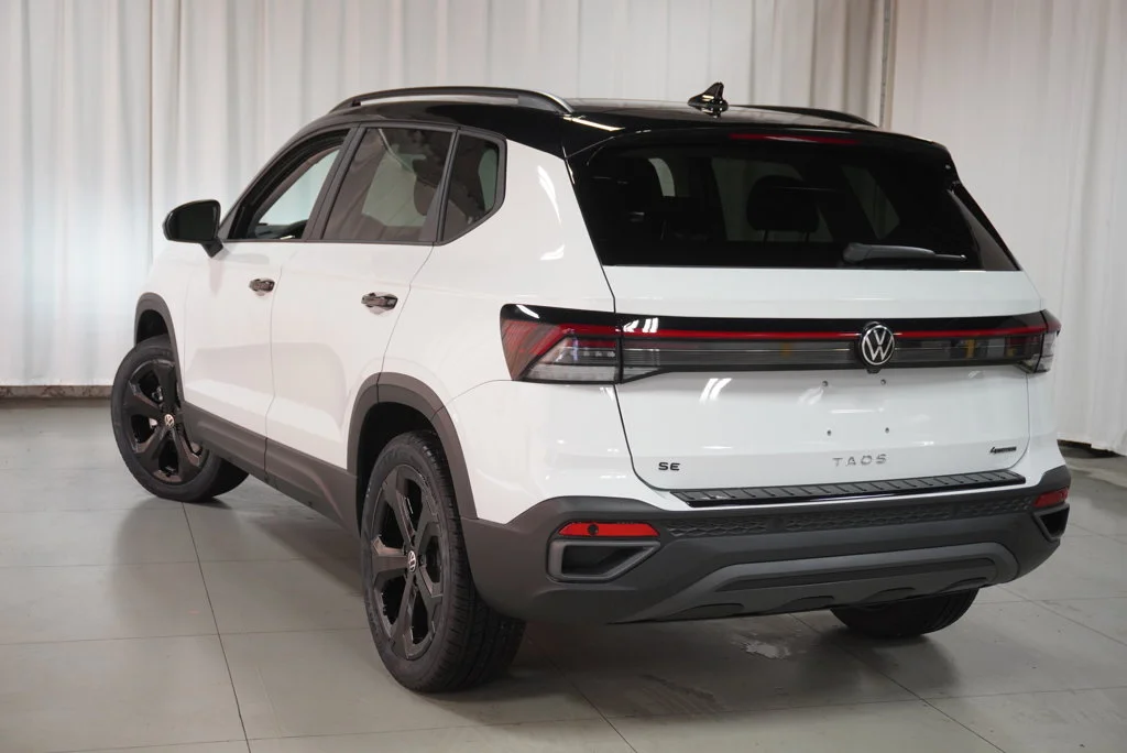 New 2027 Pure White w/Deep Black Roof Volkswagen 1.5T SE Black image 7