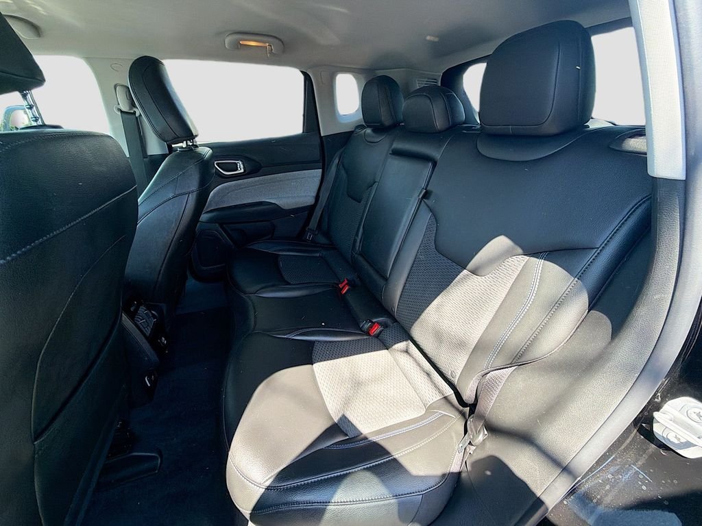 Used 2022 Diamond Black Crystal Pearlcoat Jeep Latitude image 19