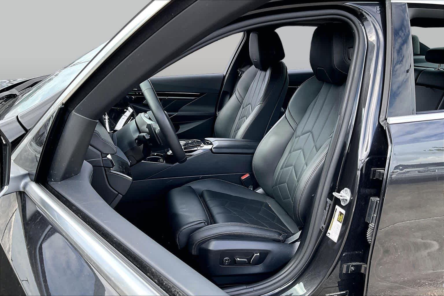 Used 2025 Dark Graphite Metallic BMW 530i image 7
