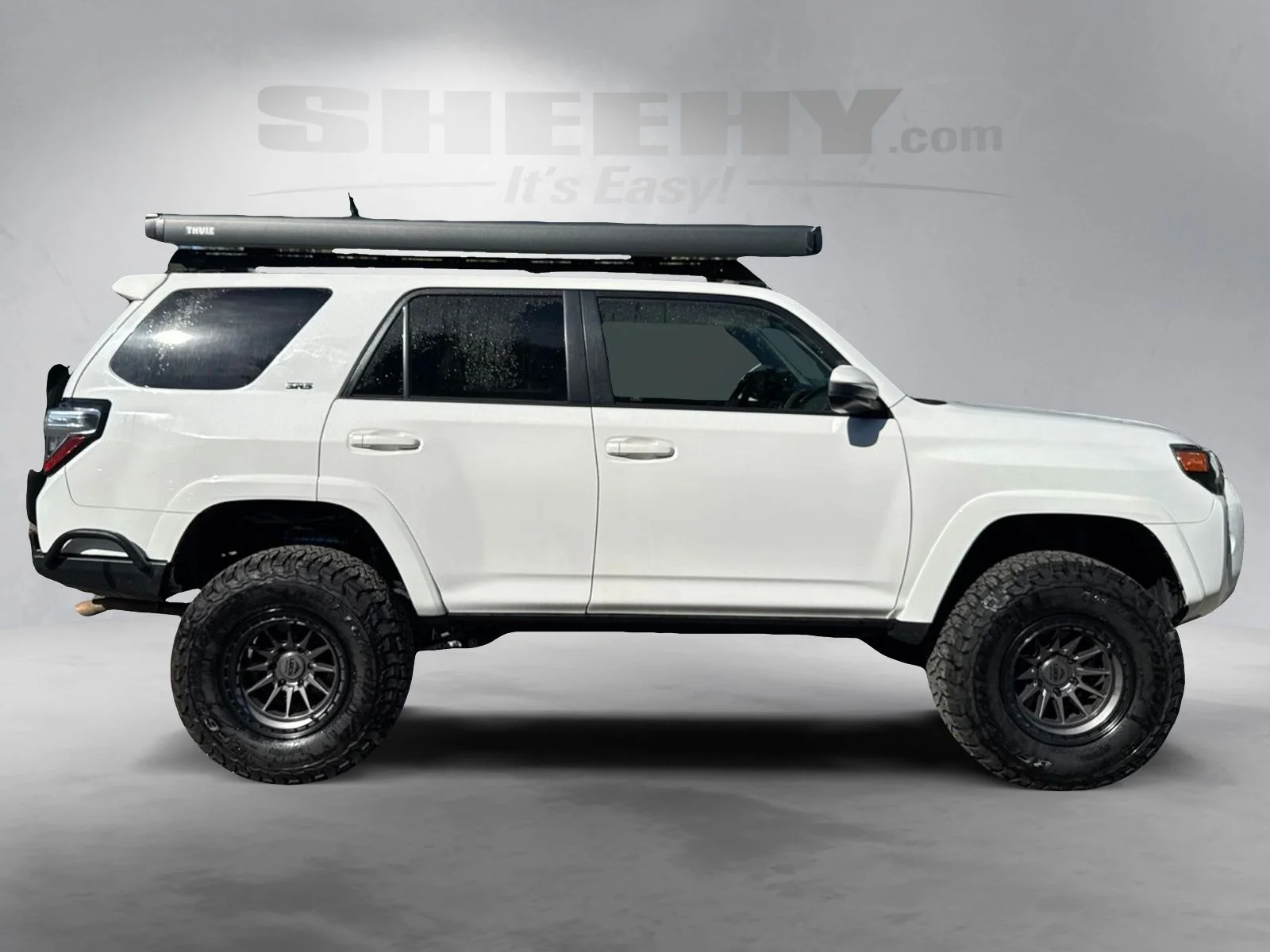 Used 2018 Super White Toyota SR5 image 9