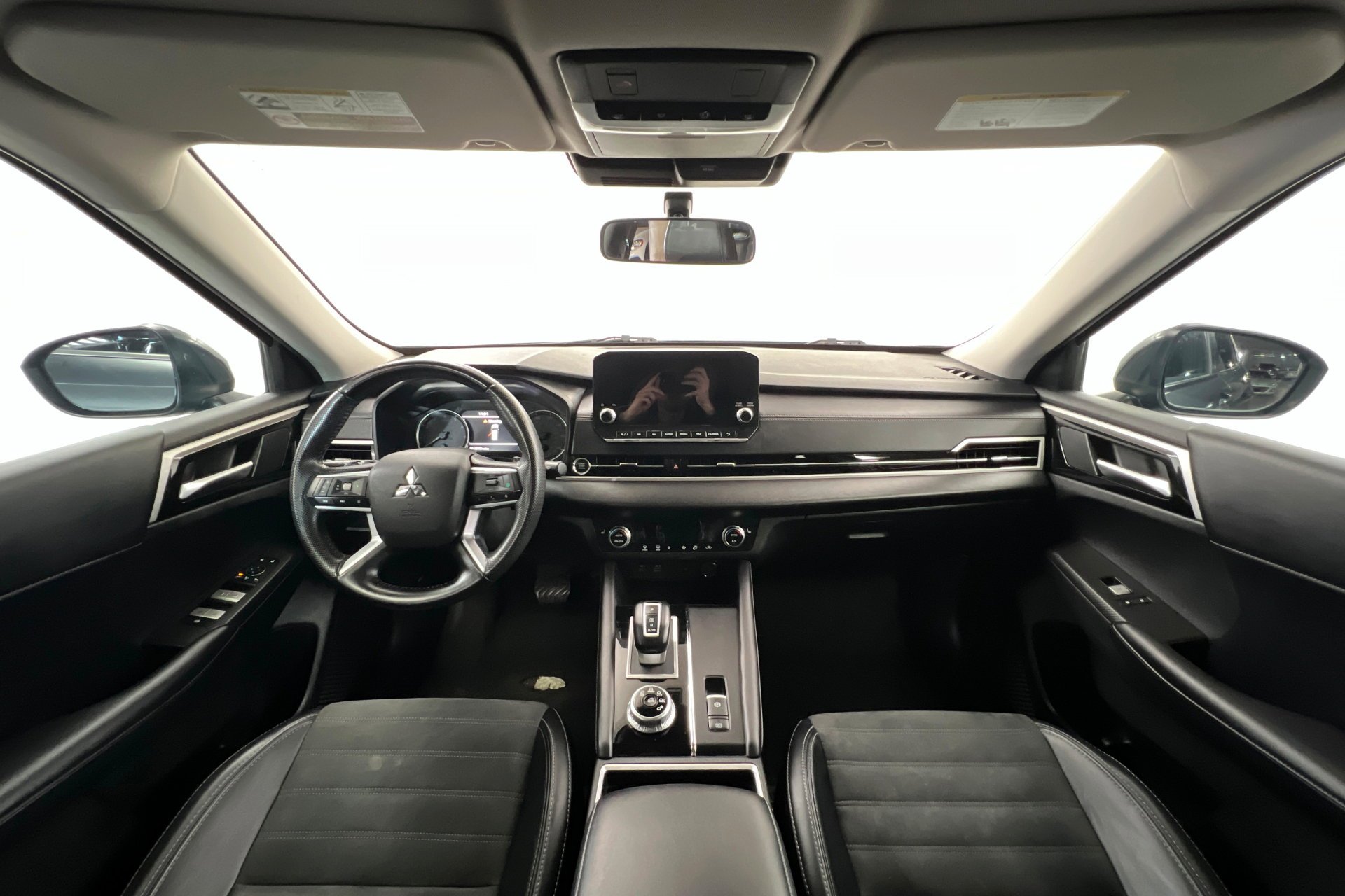 Used 2024 Silver Mitsubishi SE image 10