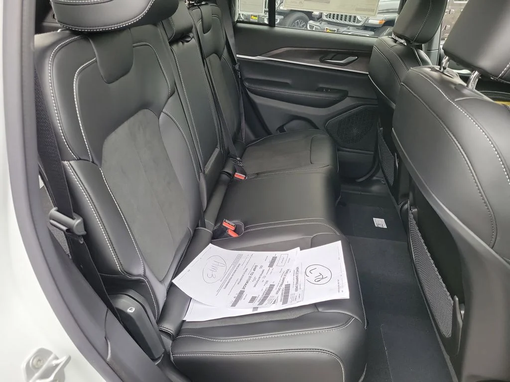 New 2026 Bright White Clear-Coat Exterior Paint Jeep Altitude image 14
