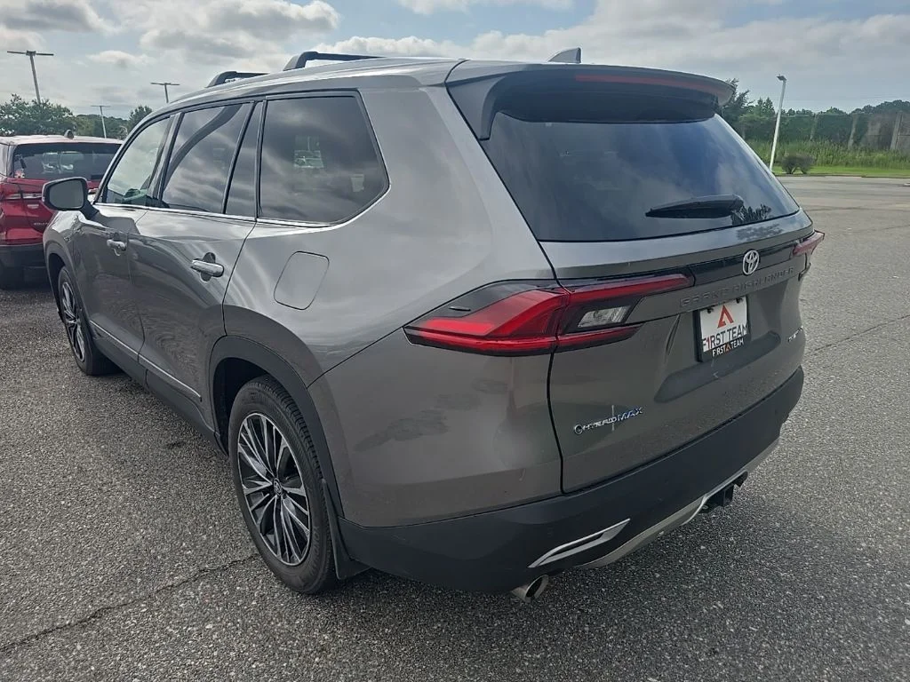 Used 2025  Toyota  image 7