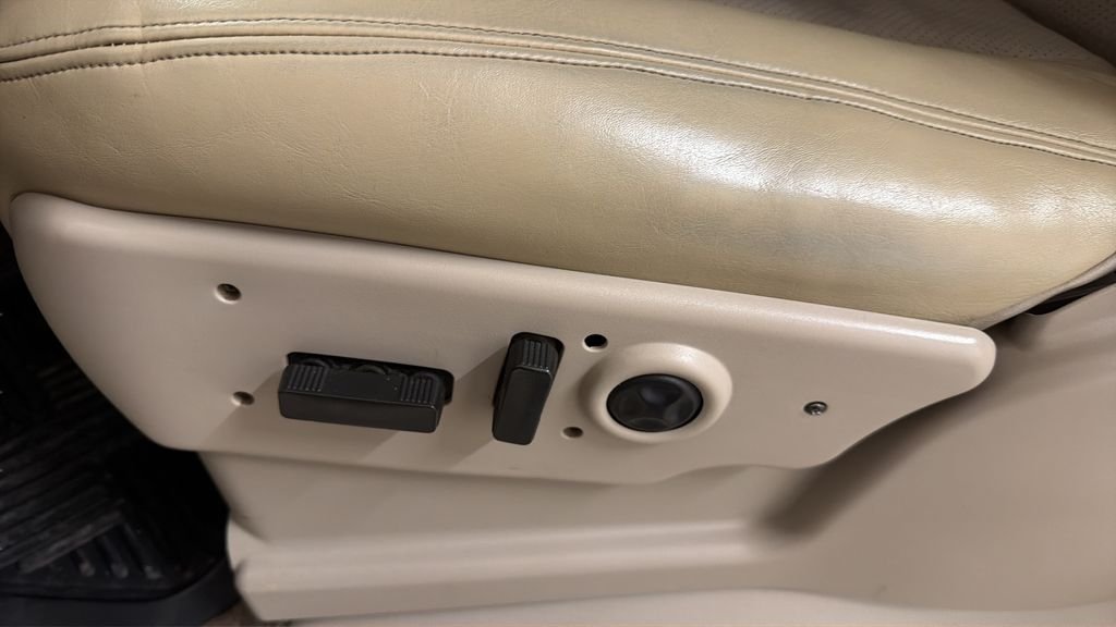Used 2004 White Cadillac Base image 17