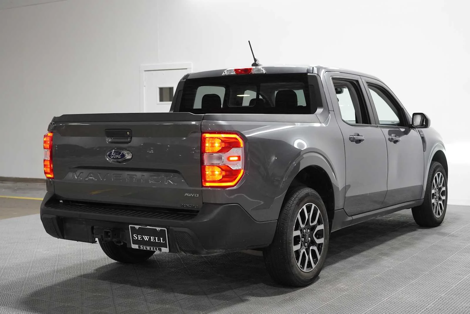 Used 2023 Carbonized Gray Metallic Ford Lariat image 4
