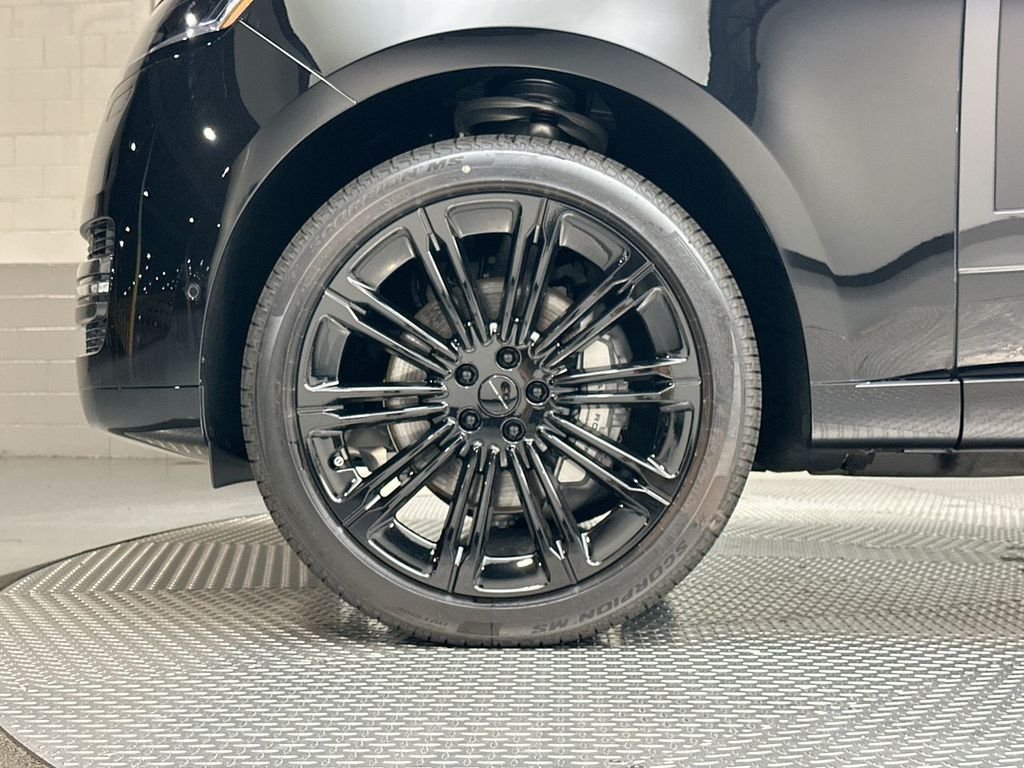 New 2026 Santorini Black Metallic Land Rover SE image 5