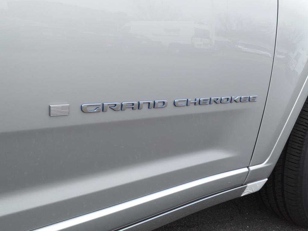 New 2024 Silver Zynith Exterior Paint Jeep Overland image 25
