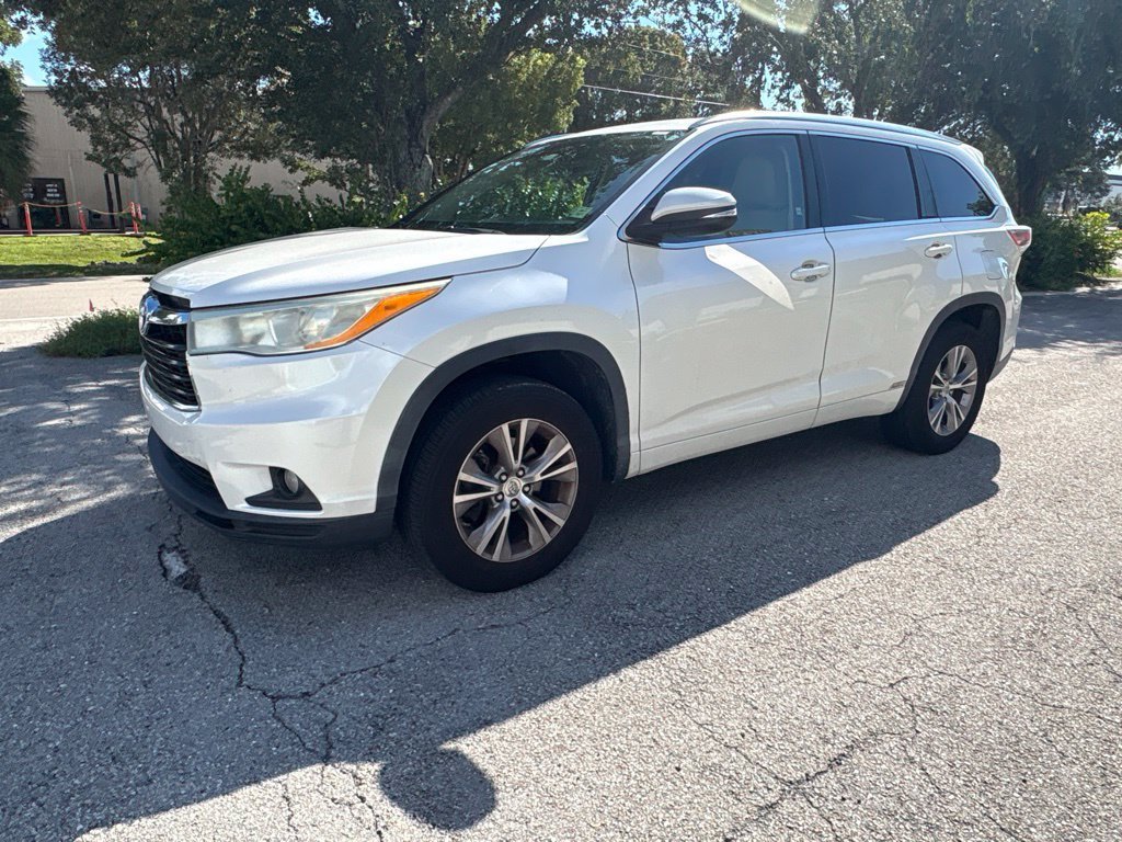 Used 2014  Toyota XLE image 1