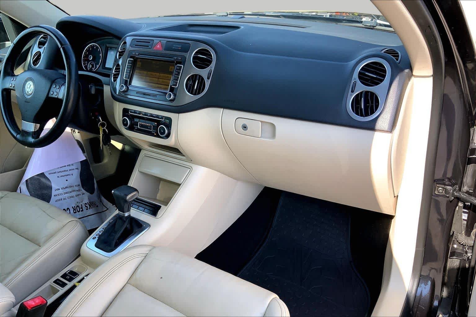 Used 2010  Volkswagen SE image 16