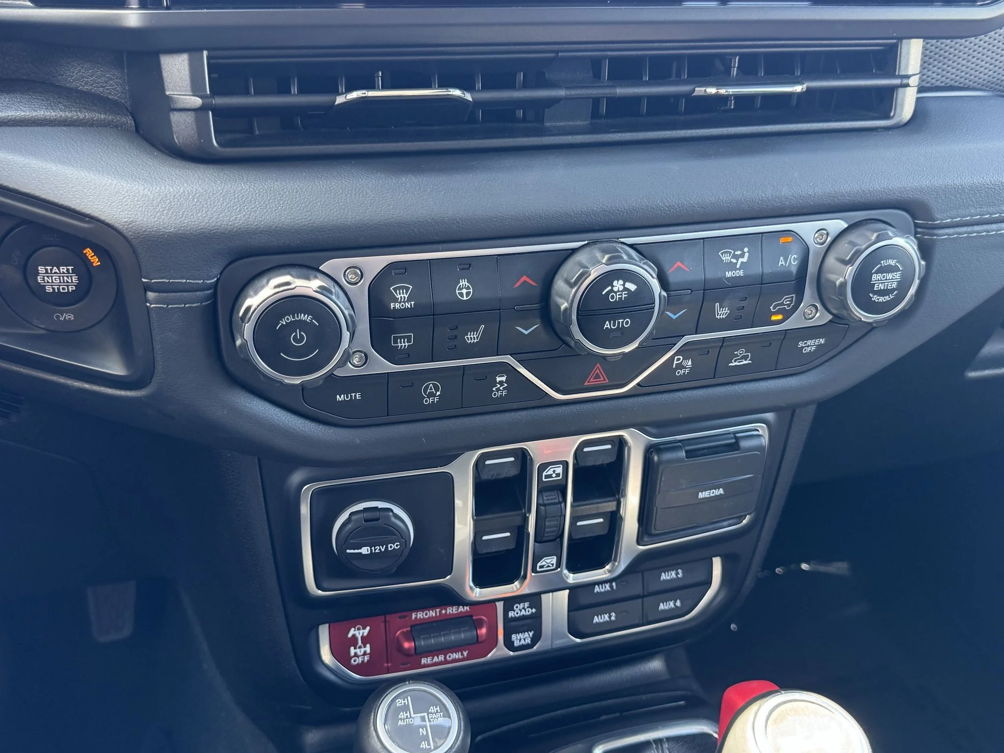 Used 2024 Silver Zynith Clearcoat Jeep Rubicon X image 27