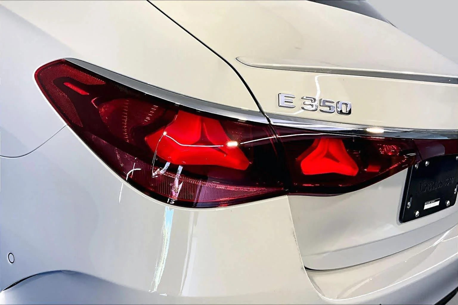 New 2026 MANUFAKTUR Alpine Grey Mercedes-Benz E 350 image 5