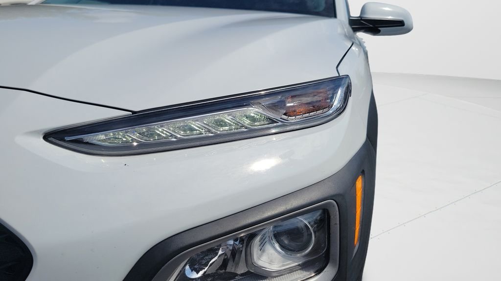 Used 2021 White Hyundai SE image 9