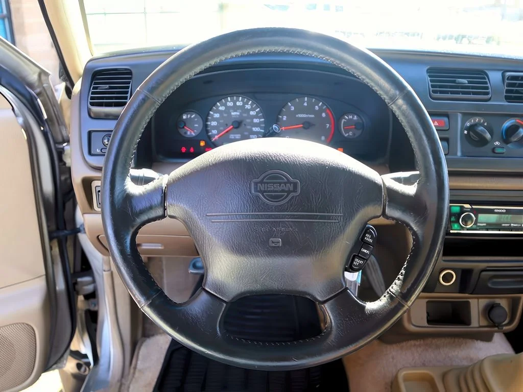 Used 2000 Silver Ice Clearcoat Metallic Nissan SE image 14